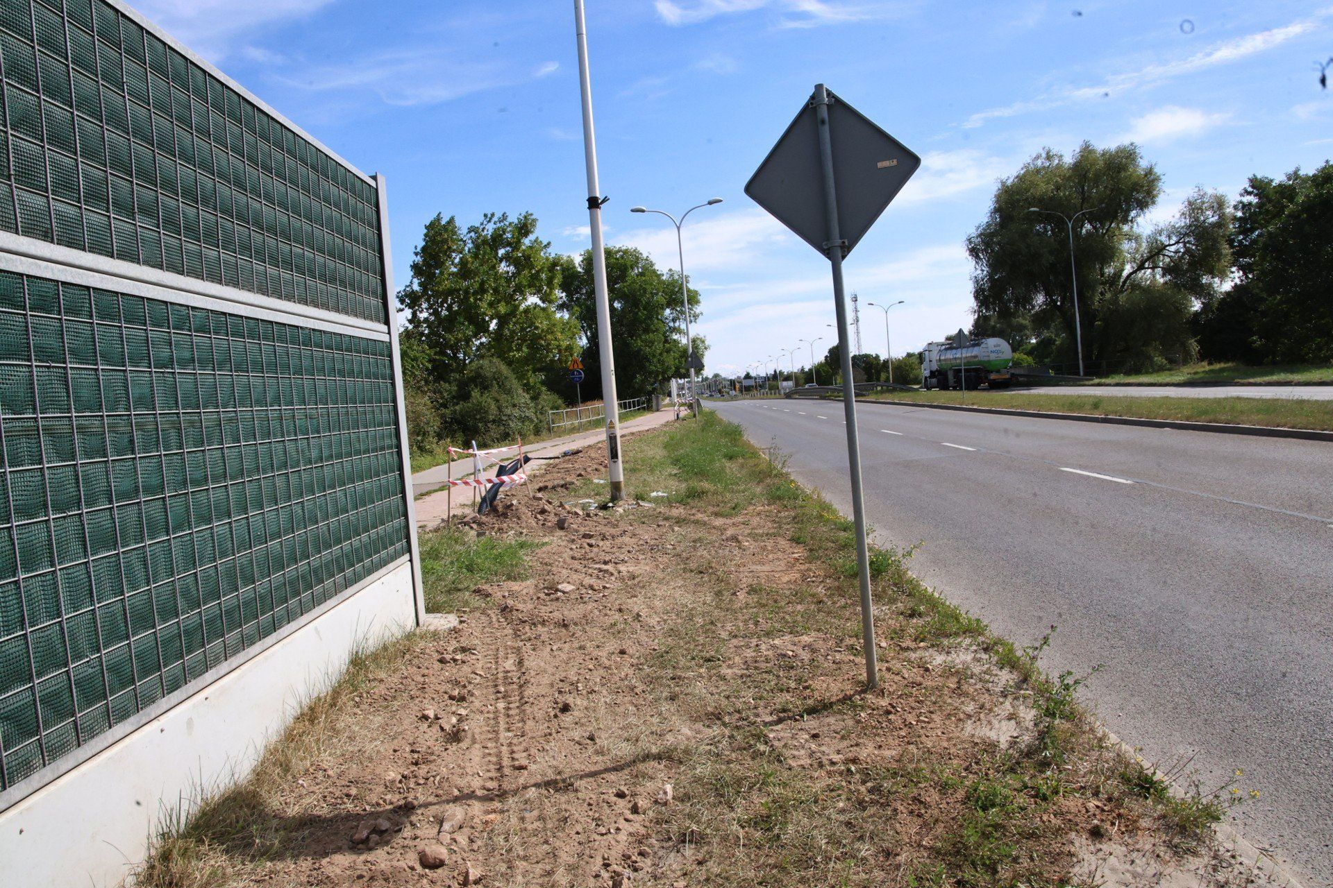 Zabezpieczona zostanie istniejąca infrastruktura, a dla wygody oczekujących zamontowane zostaną wiaty przystankowe. 