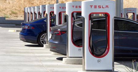 To szokujące jak dużo Tesla zarabia na jednym samochodzie elektrycznym