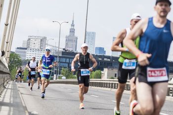 Weekend biegów w Warszawie. Będą spore utrudnienia na drogach. Tymi ulicami pobiegną sportowcy