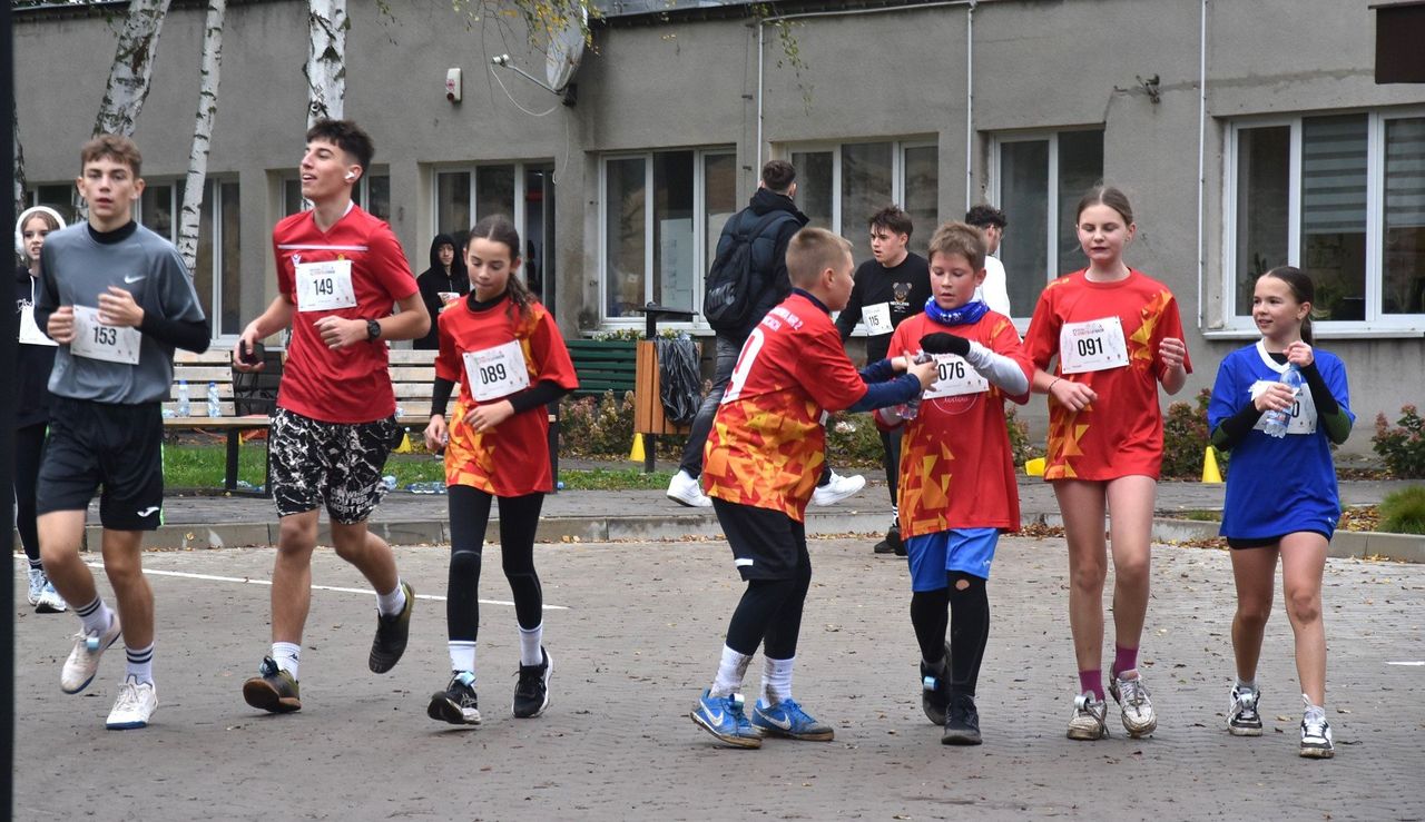 Piotrkowice Małe: Sztafeta Lotników, czyli pół doby biegania wokół szkoły