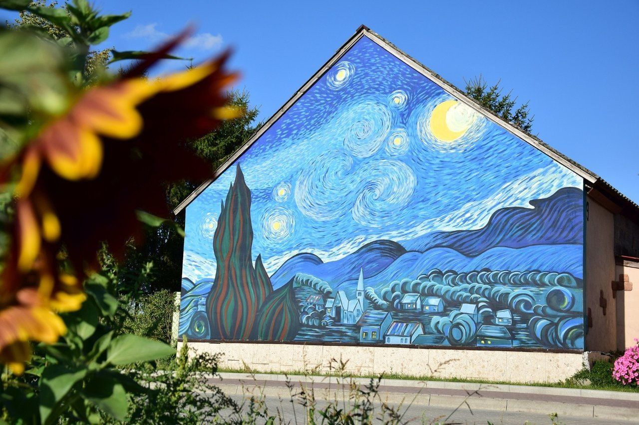 Wyobraź sobie niewielką polską wieś, której domy zdobią gigantyczne, kolorowe murale inspirowane twórczością Vincenta van Gogha. To nie sen, to Brzózki w województwie kujawsko-pomorskim!