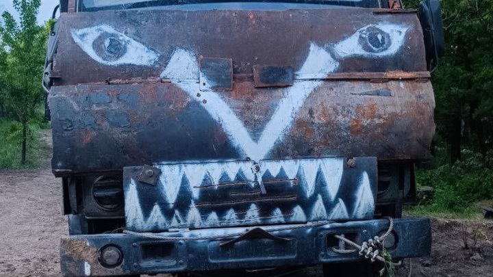 Rosyjski Kamaz z dodatkowym opancerzeniem.