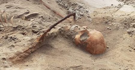 Pochowali dziecko z zamkniętą kłódką. Szokujące znalezisko pod Bydgoszczą