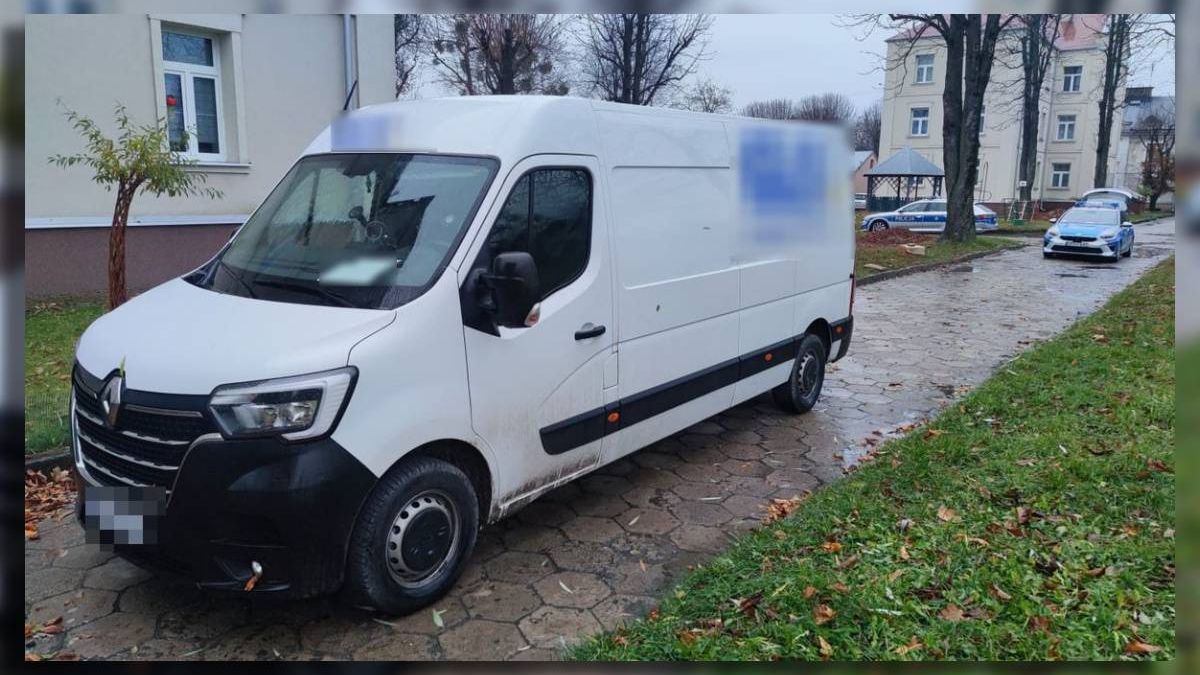 bus, radiowóz, chodnik