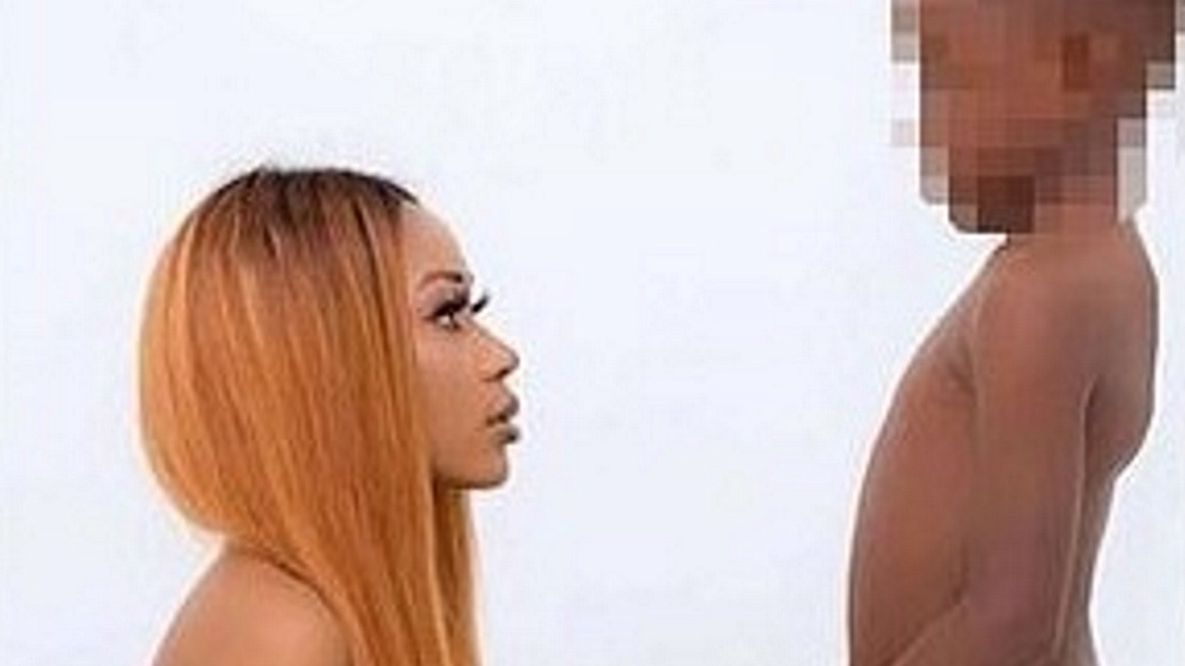 Rosemond Brown pozuje nago z 7-letnim synem.