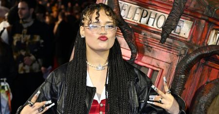 Sara James zachwyca w MROCZNEJ stylizacji na londyńskiej premierze "Stranger Things" (ZDJĘCIA)