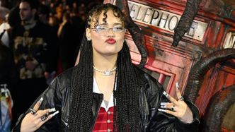 Sara James zachwyca w MROCZNEJ stylizacji na londyńskiej premierze "Stranger Things" (ZDJĘCIA)