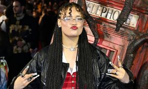 Sara James zachwyca w MROCZNEJ stylizacji na londyńskiej premierze "Stranger Things". Fajne pazy? (ZDJĘCIA)