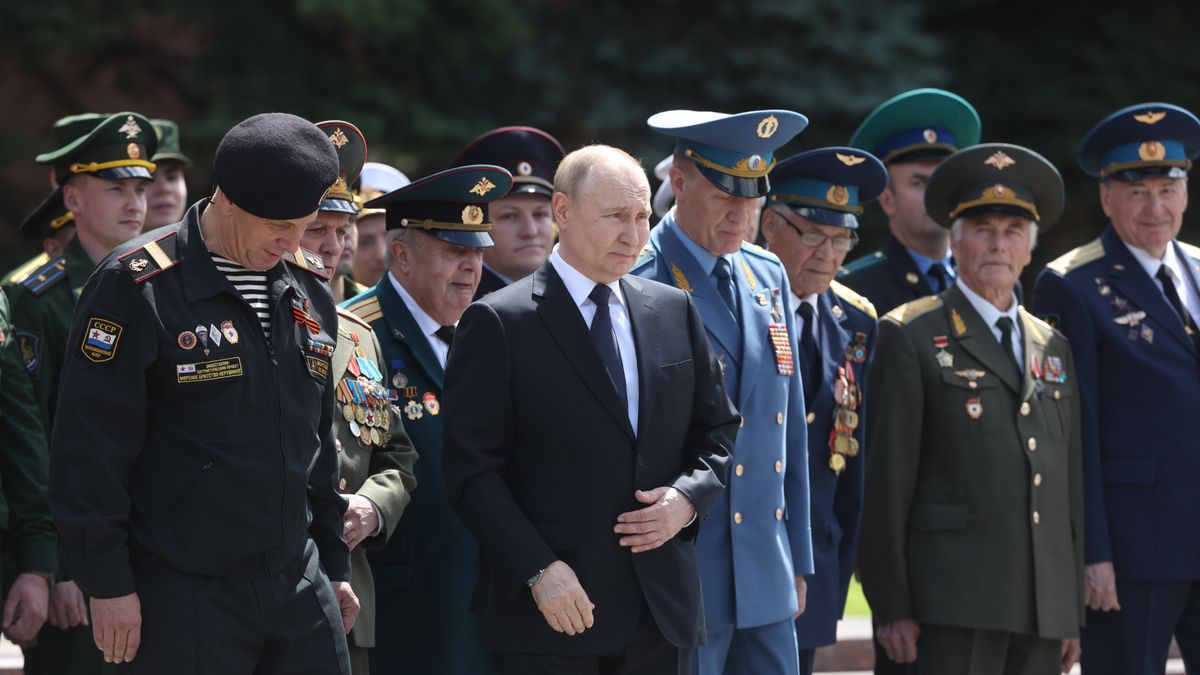 MOSCOW, RUSSIA - JUNE 22: (RUSSIA OUT) Russian President Vladimir Putin (C) poses for a joint photo with Russian Army's officers during a wreath laying ceremony to the Unknown Soldiers's Tomb near the Kremlin, marking the Day of Remembrance and Sorrow,  June 22, 2024, in Moscow, Russia. Russians and Belarussians mark  June 22 as the anniversary of German Nazi's invasion of USSR in 1941. (Photo by Contributor/Getty Images)