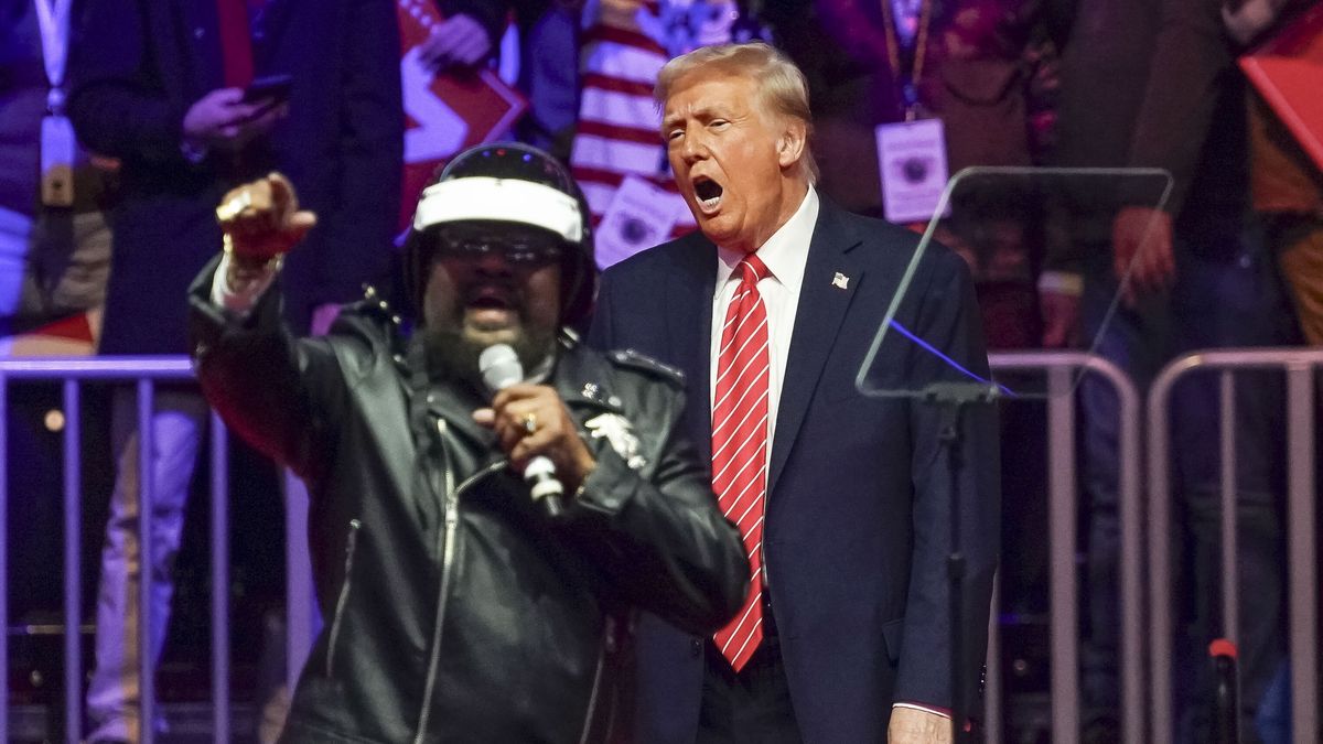 US President-elect Donald Trump (C) sings on stage as Victor Willis (L) and the group the Village People perform at a rally at Capital One Arena in Washington, DC, USA, 19 January 2025. President-elect Donald Trump, who defeated Joe Biden to become the 47th president of the United States, will be inaugurated on 20 January, though all of the planned outdoor ceremonies and events have been cancelled due to a forecast of extreme cold temperatures. EPA/WILL OLIVER Dostawca: PAP/EPA.