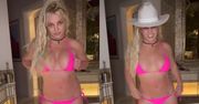 Britney Spears prowokuje, łapiąc się za biust w różowym bikini. Przesada? (WIDEO)