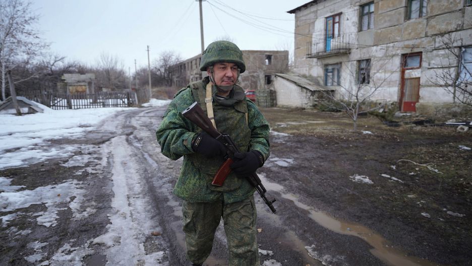 ?o?nierze samozwa?czej Donieckiej Republiki Ludowej na linii frontu8119168 17.02.2022 A serviceman of the Luhansk People's Republic (LPR) stands guard on the contact line with Ukrainian armed forces in the village of Molodezhniy in Luhansk region, self-proclaimed Luhansk People's Republic, Eastern Ukraine. Maxim Zakharov / SputnikMaxim Zakharov