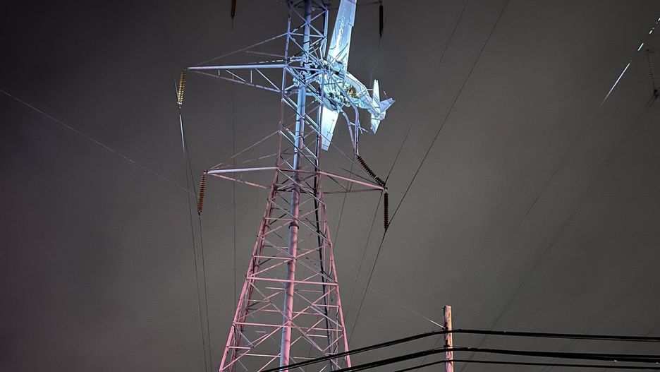 Samolot zawisł 30 metrów nad ziemią