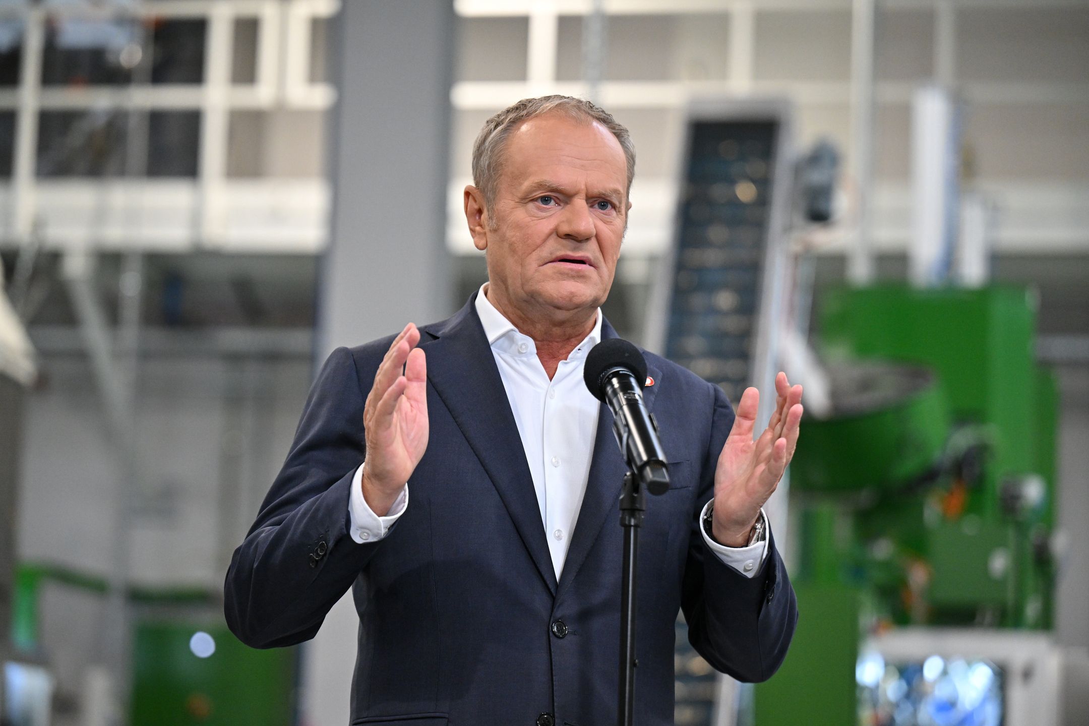 Skarżysko Kamienna, 13.06.2025. Premier Donald Tusk podczas konferencji prasowej nt. otwarcia hali produkcyjnej zakładów Mesko S.A. w Skarżysku-Kamiennej, 13 bm. Budowa hali była jednym z etapów inwestycji "Projekt 400". (sko) PAP/Piotr Polak