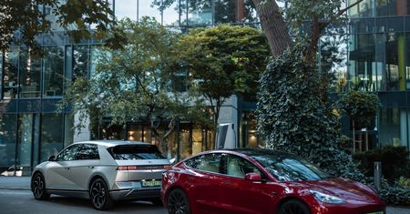 Test: Hyundai Ioniq 5 kontra Tesla Model 3, czyli podróż elektrykiem na dwa sposoby