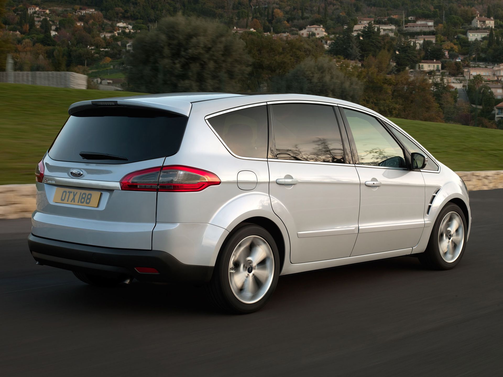 Na zdjęciach seryjny Ford S-Max
