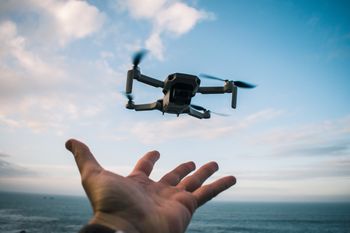 Latał dronem bez pozwolenia. Grozi mu 200 tys. euro grzywny