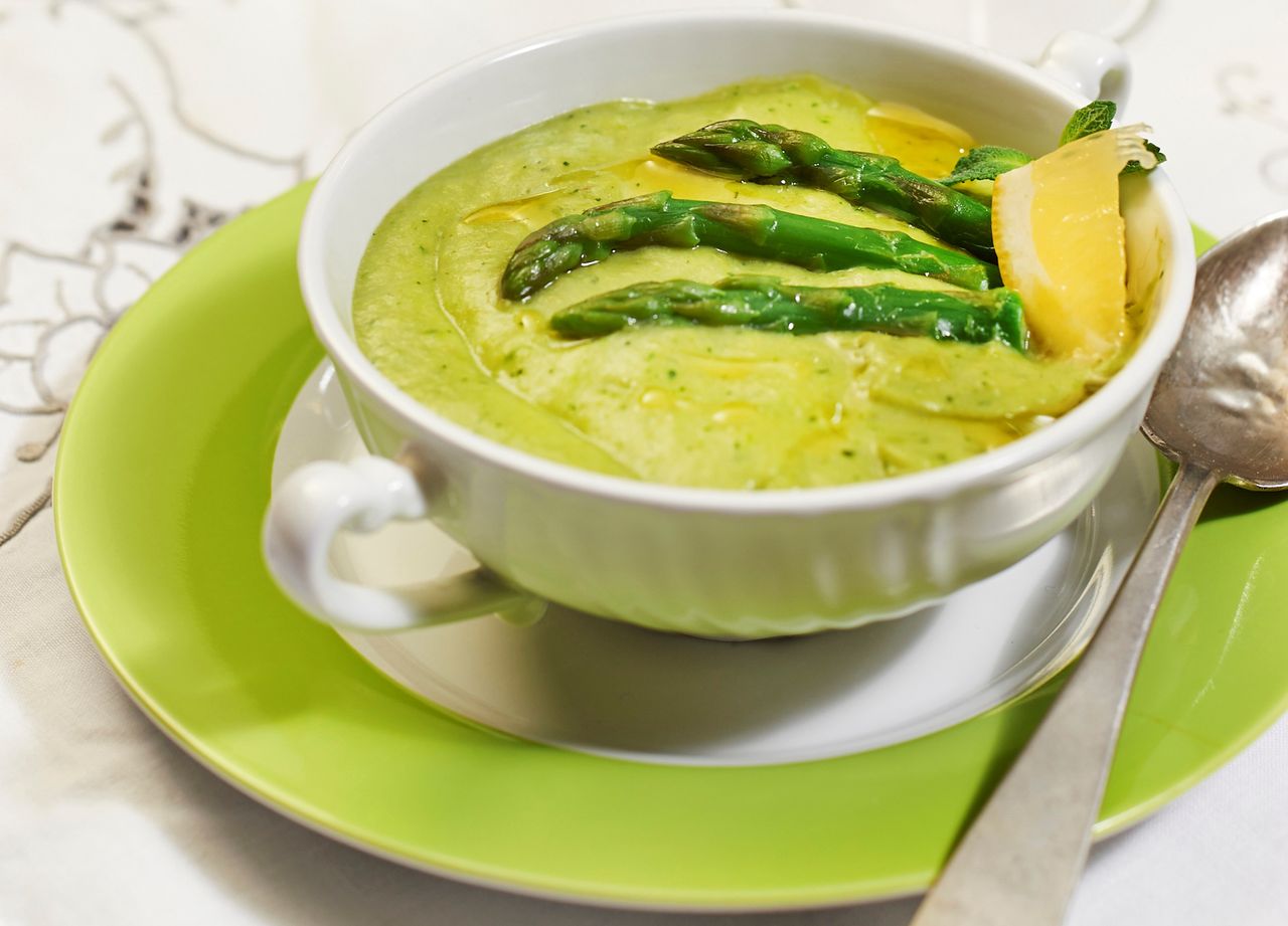 Sezon na szparagi. Przepis na jogurtowy chłodnik