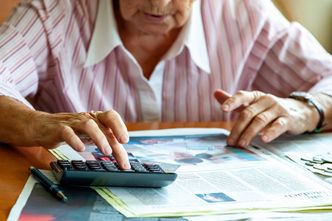 W czasie pandemii kobiety częściej niż mężczyźni mają problem z regulowaniem bieżących opłat