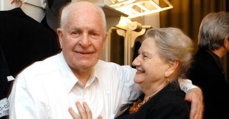 Miał 75 lat, gdy został ojcem. Łatwo się domyślić, kim jest matka