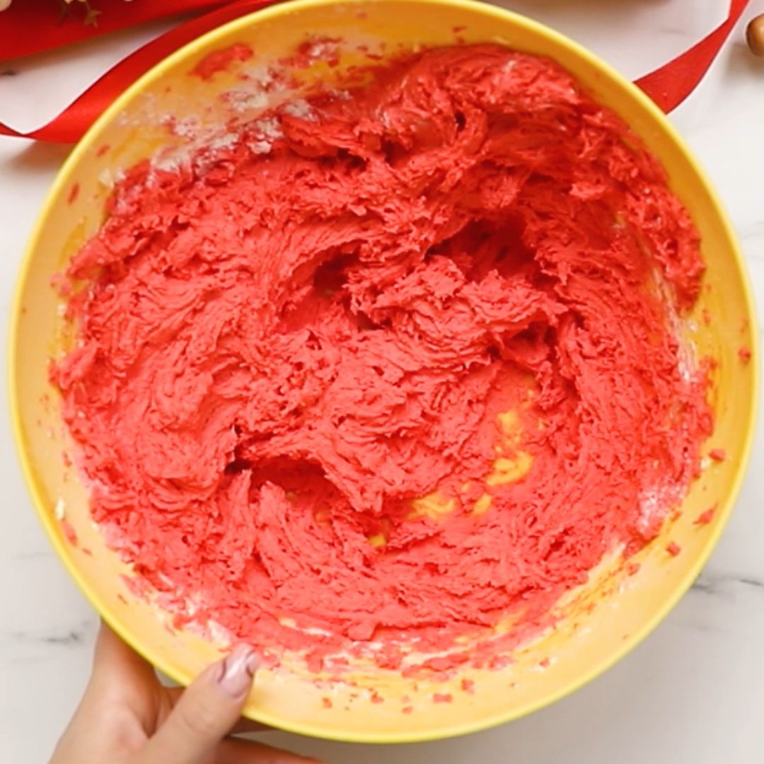 Aby ciasto wyszło czerwone, należy dodać barwnik spożywczy