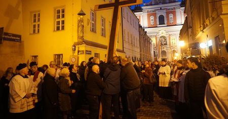 Poznańska Droga Krzyżowa. Wierni po raz kolejny przeszli ulicami miasta