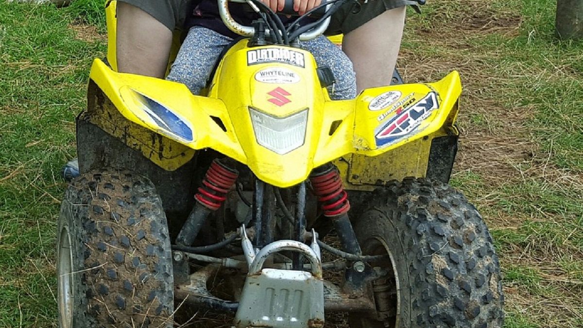 Mama jechała quadem z córką.