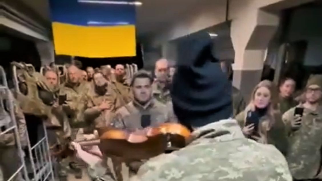 Ukraiński żołnierz zagrał hymn dla kolegów