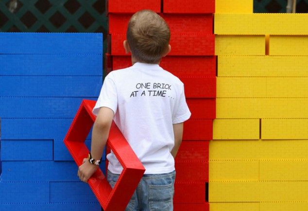 Budowa domu z klocków lego zbliża się do końca 3