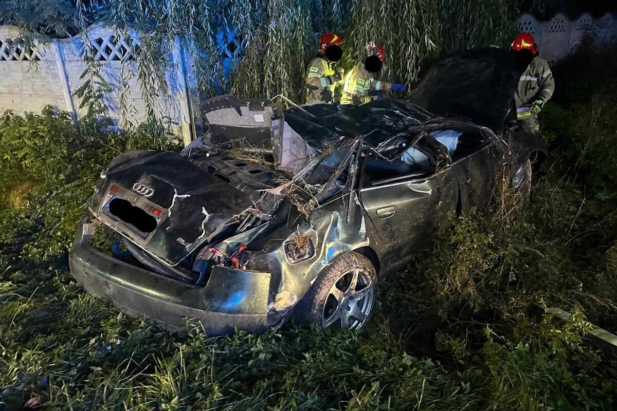 Wypadek w Skrzyńcu. Dachowanie audi na prostym odcinku drogi