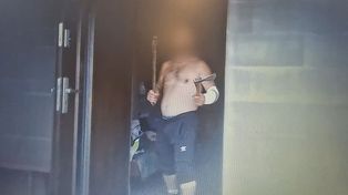 Agresywny 49-latek groził policjantom siekierami