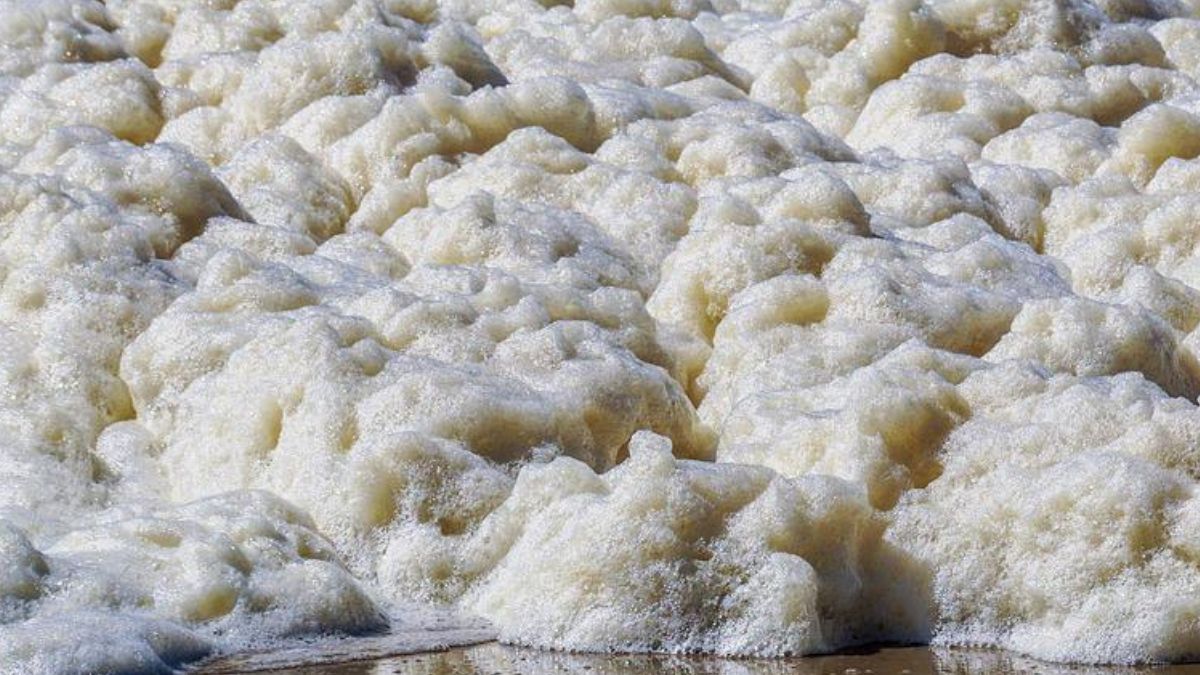 Ludzie uciekali przed pianą 