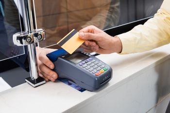 Całkowicie zrezygnowali z gotówki. Teraz oceniają efekty
