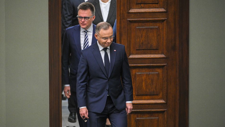 Warszawa, 16.10.2024. Prezydent RP Andrzej Duda (przód) i marszałek Sejmu Szymon Hołownia (tył) wchodzą na salę plenarną Sejmu w Warszawie, 16 bm. Prezydent Duda wygłosił orędzie w związku z rocznicą wyborów parlamentarnych z 2023 roku. (amb) PAP/Marcin Obara