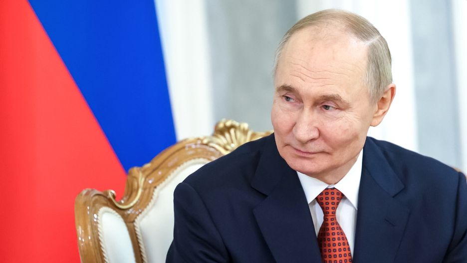 Russian President Vladimir Putin meets with Crown Prince of Abu Dhabi and Representative of the Executive Council of the UAE Emirate of Abu Dhabi, Sheikh Khaled bin Mohamed Al Nahyan during the Eurasian Economic Union summit in Minsk, Belarus, 27 June 2025. EPA/ALEXANDER KAZAKOV / SPUTNIK / KREMLIN POOL Dostawca: PAP/EPA.