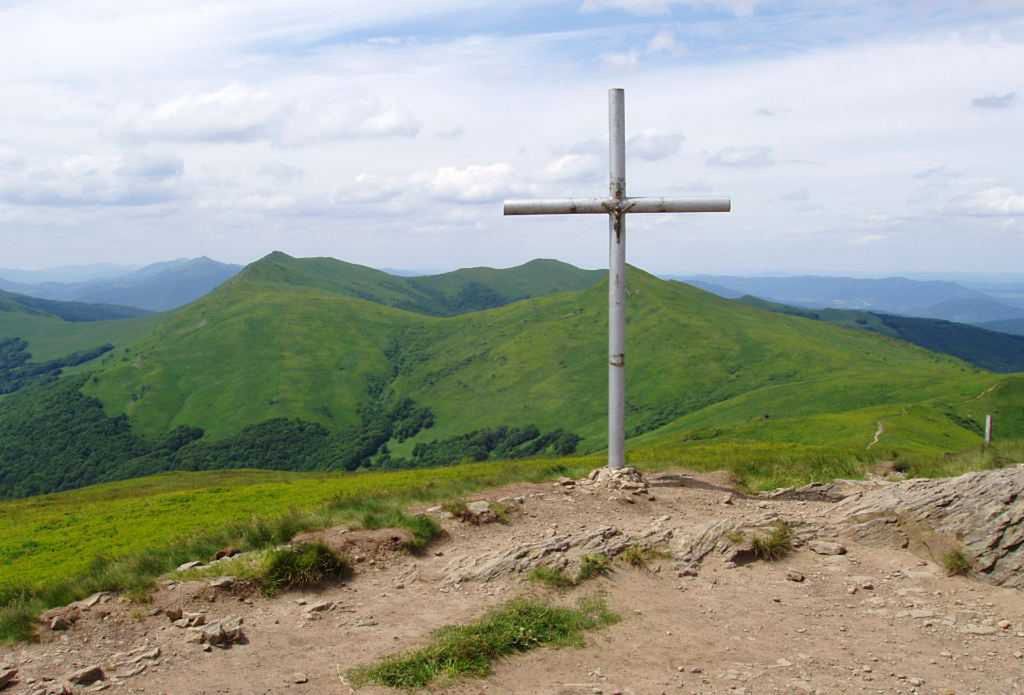 Pamiątkowy krzyż na szczycie