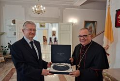 Uroczyste pożegnanie rosyjskiego ambasadora. Wręczono mu pamiątkę