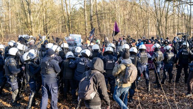 Pokojowy protest przerodzi? si? w starcia z policj? w Kro?nie Odrza?skim
Fot. NewsLubuski/East News, 12.02.2022, Pokojowy protest w obronie migrantow przerodzil sie w starcia z policja w Krosnie Odrzanskim. Protestujacy rzucali w funckjonariuszy kamieniami, deskami, uzywali takze pirotechniki. Policjaci musieli uzyc gazu oraz srodkow przymusu bezposredniego. Zatrzymano 11 osob, w akcji bralo udzial ponad 200 policjantow z czego dwoch zostalo rannych.
NewsLubuski