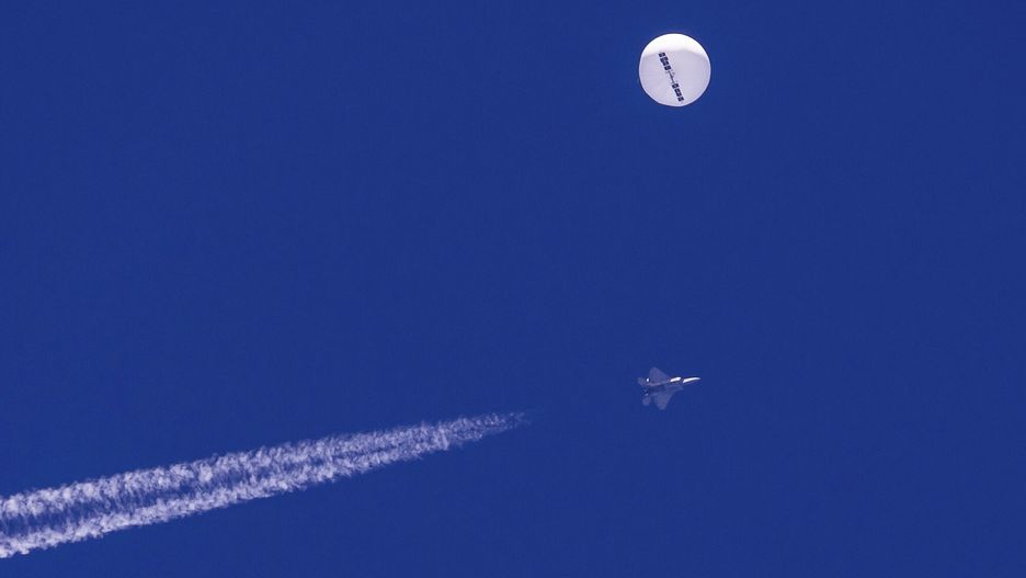 Chi?ski balon szpiegowski nad Montan?
In this photo provided by Chad Fish, a large balloon drifts above the Atlantic Ocean, just off the coast of South Carolina, with a fighter jet and its contrail seen below it, Saturday, Feb. 4, 2023. The balloon was struck by a missile from an F-22 fighter just off Myrtle Beach, fascinating sky-watchers across a populous area known as the Grand Strand for its miles of beaches that draw retirees and vacationers.  (Chad Fish via AP)
Chad Fish
