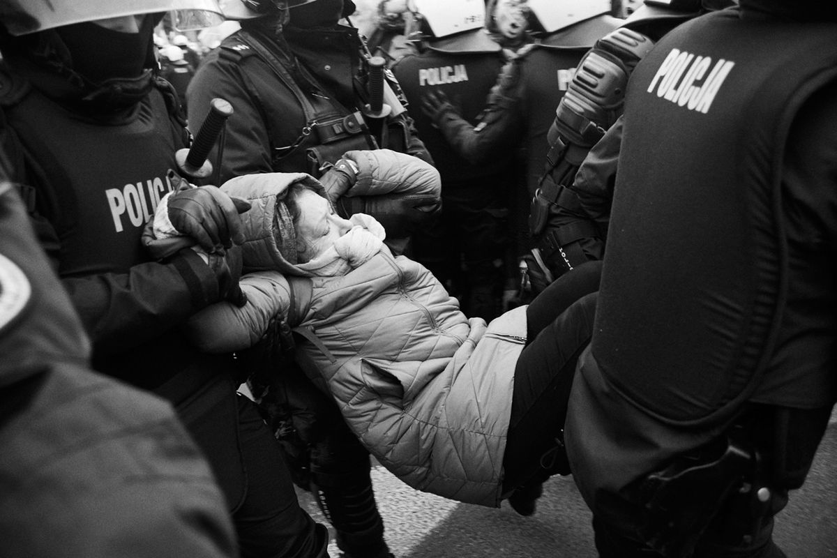 Demonstrantka wynoszona przez oddziały policji z ronda De Gaulle'a, 11 listopada 2019