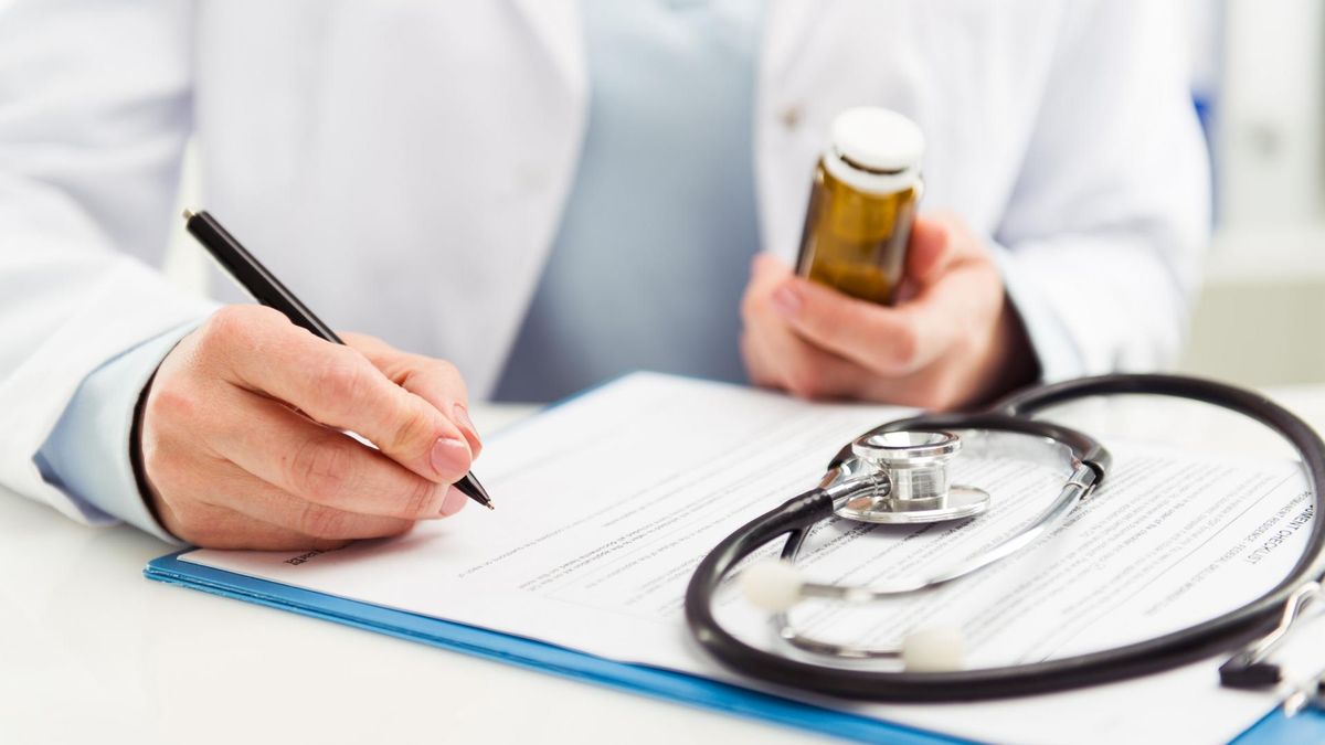 Lekarz uzupełniający dokumentację medyczną