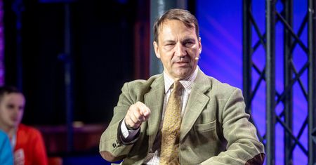 Emiraty płacą Sikorskiemu? Holenderskie media alarmują