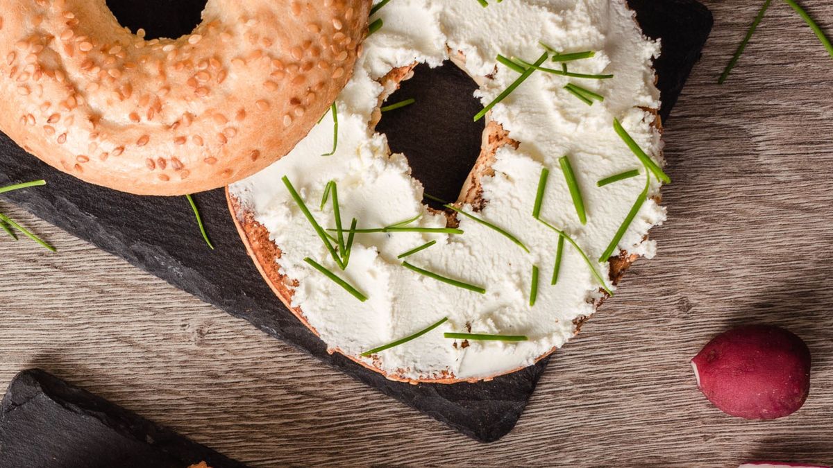 Serek topiony to pyszna pasta, którą możesz podać z pieczywem na śniadanie. 