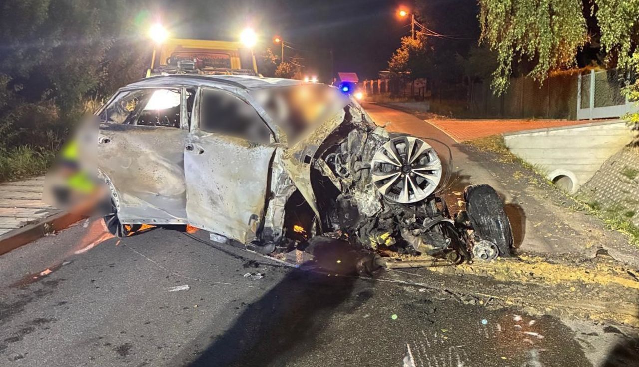 Trzech nastolatków nie żyje. Jechali 130 km/h. Auto w płomieniach