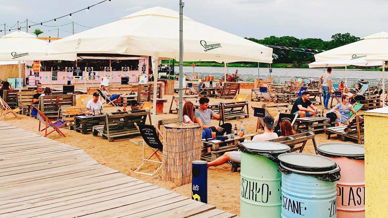 Wrocław. Rynek pusty, beach bary pełne ludzi. Tutaj ludzie nie boją się koronawirusa