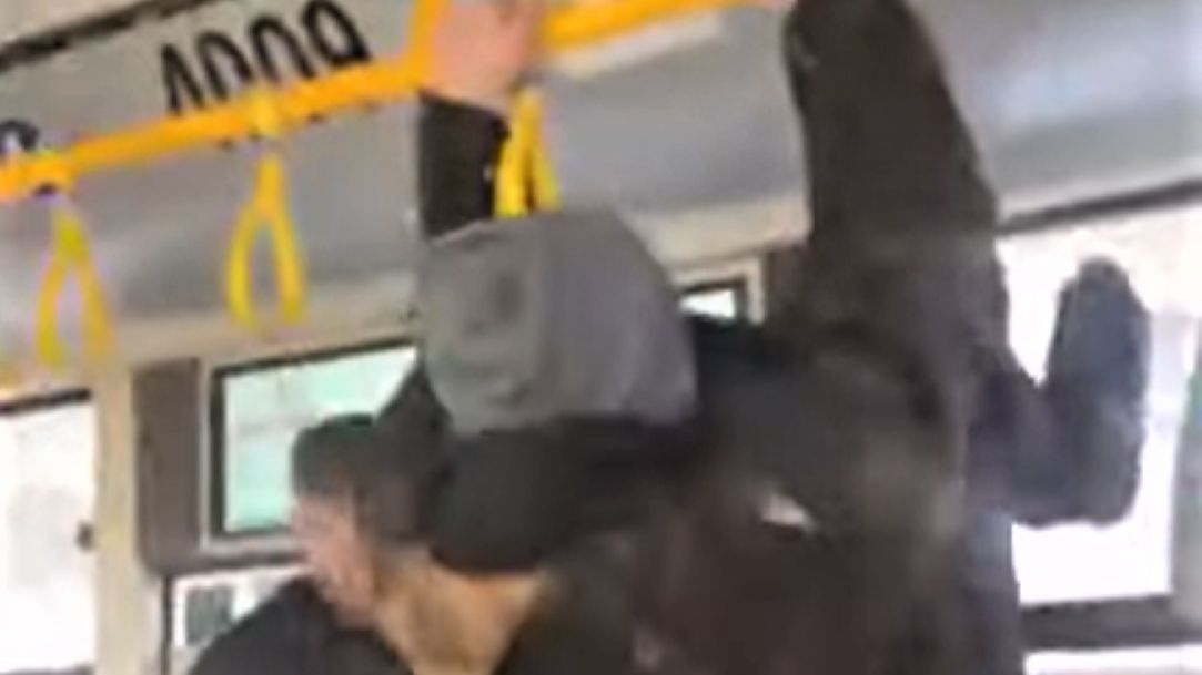 Chłopak niepokoi pasażerów komunikacji miejsckej w Lublinie 