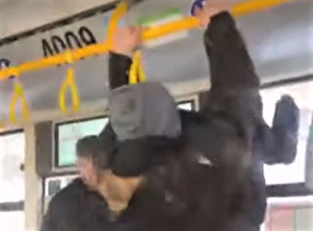 "Siłownia" w autobusie. Tak chce zdobyć popularność w sieci