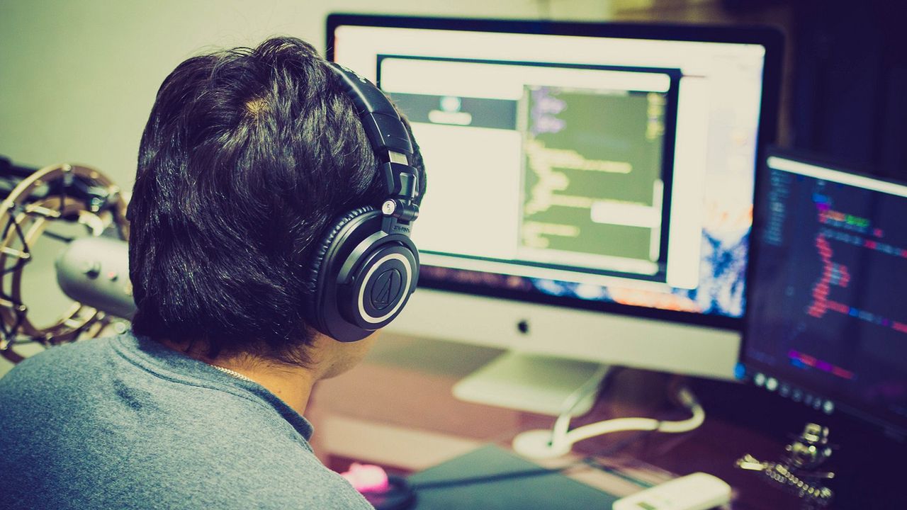 Ponad 8 proc. ogłoszeń o pracę w obszarze gamingu ma w wymaganiach znajomość JavaScript oraz TypeScript. Specjaliści znający te języki zarobią nawet 26 tys. złotych miesięcznie -  