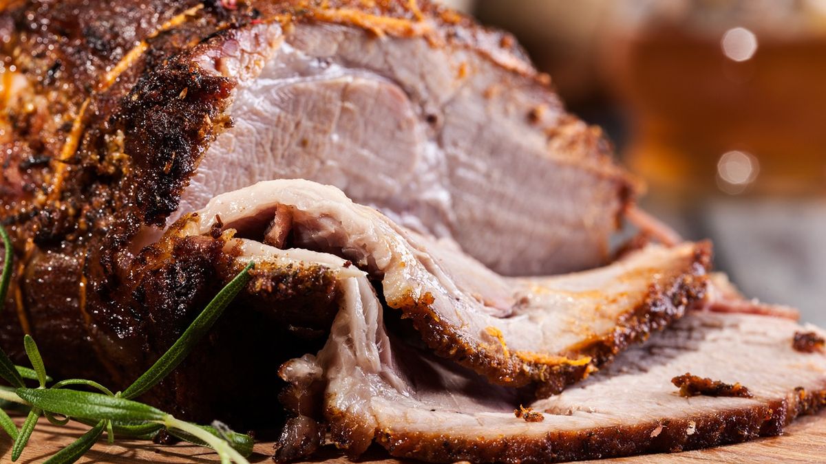 Karkówka pieczona w piekarniku – przepis na soczyste mięso