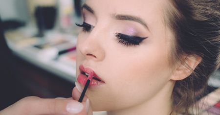 Eyeliner za 9 zł. Jego żelowa konsystencja zachwyci nawet najbardziej wymagające kobiety